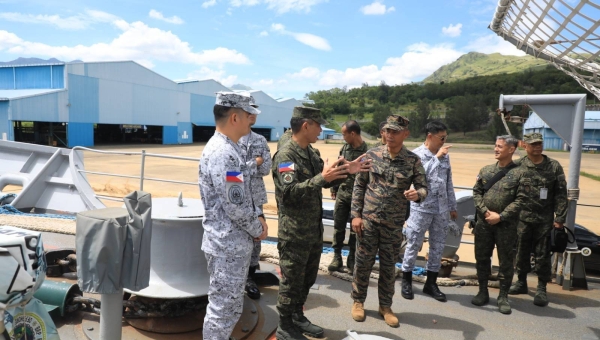 Army Chief visits Philippine Fleet headquarters